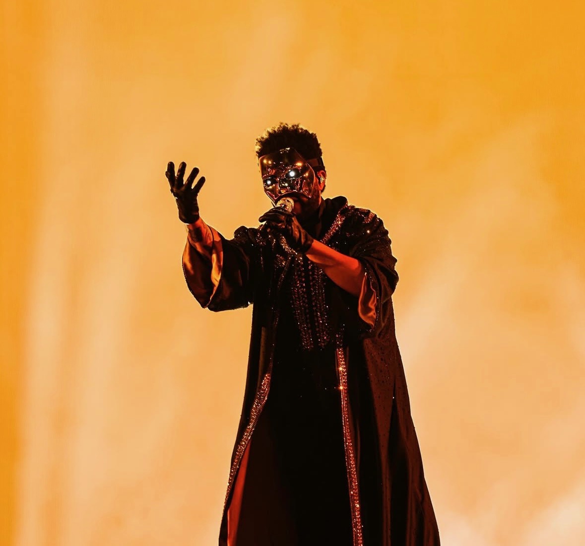 The Weeknd becomes the first artist to earn 7 songs with over 2 BILLION streams on Spotify 🏆